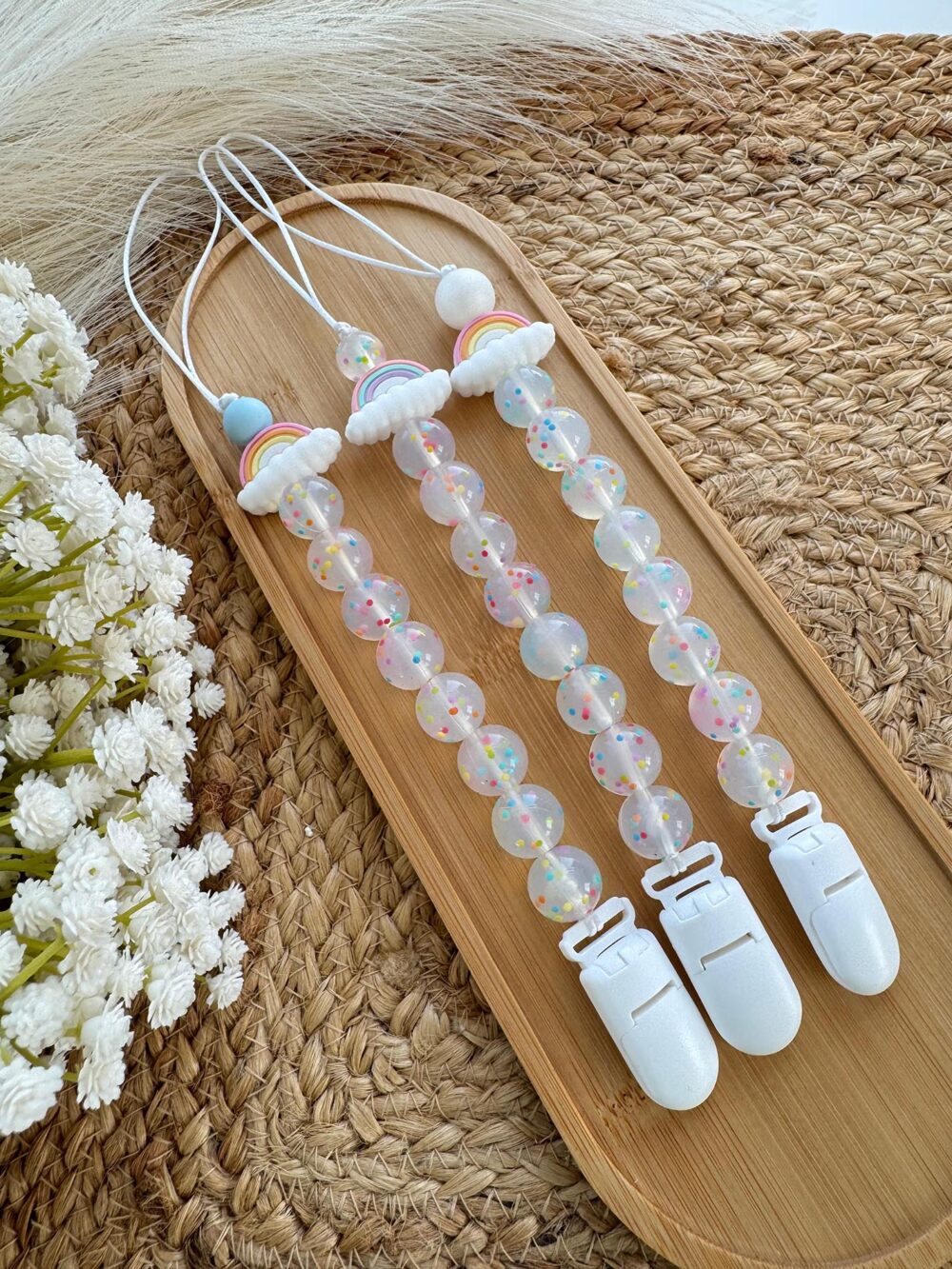 Prendedor de chupeta tema arco-iris com bolinhas transparentes